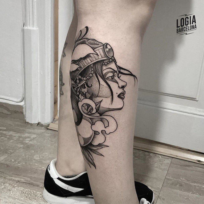 tatuaje_pierna_retrato_mujer_blackwork_Dalmau_Tattoo_Logia_Barcelona